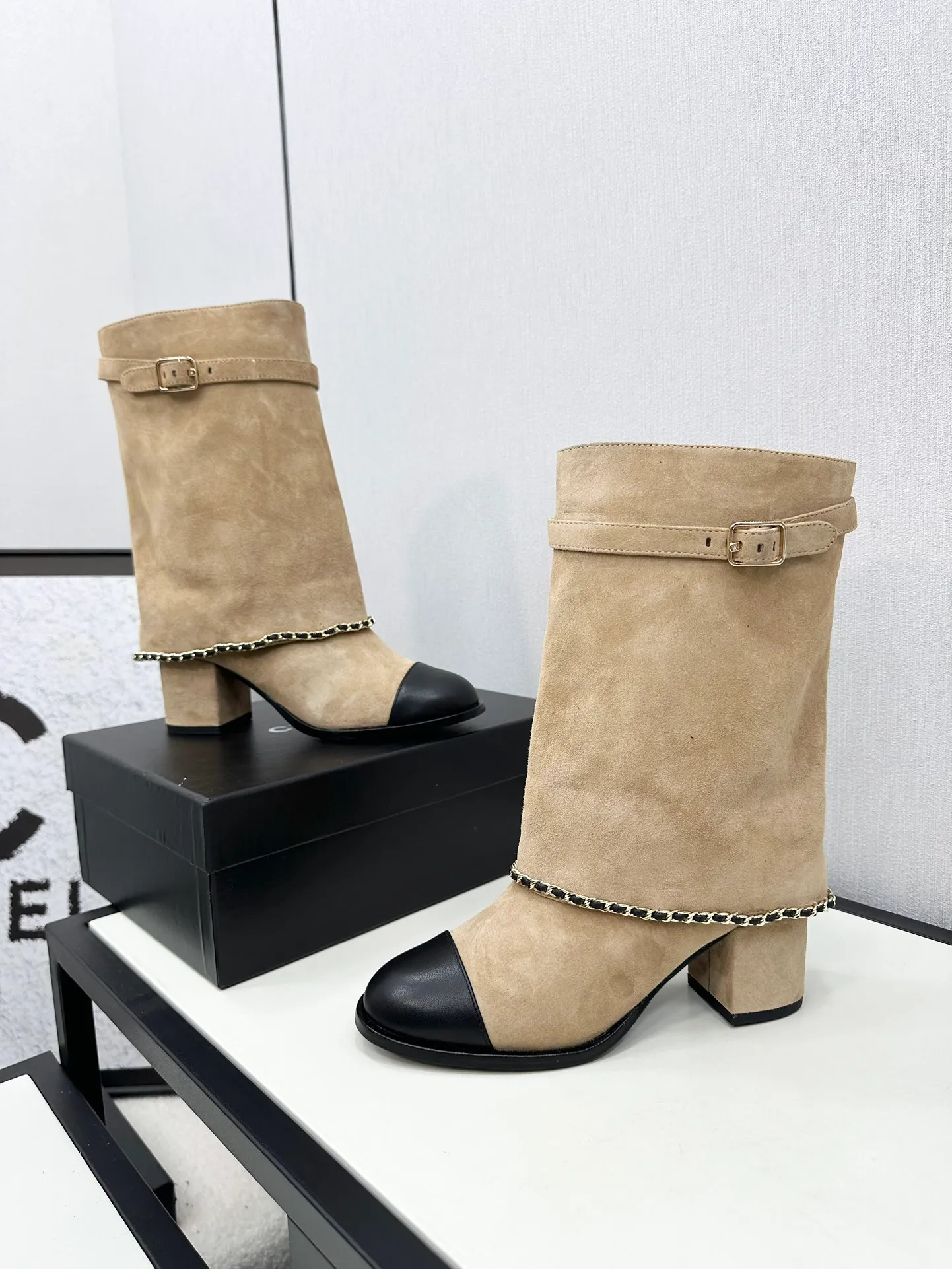 👟👟Ex-factory price 740👟👟Chanel🆕 24b new double c autumn and winter boots Chanel autumn and winter heavy industry explosive short boots🔥 Xiaohongshu highly recommends this style, it looks good with any combination, a must-have for fashion, Ms. Chanel loves simple and irresistible styles💋Coloring shows a unique style, free mix and match to shine⚡️Follow the fashionable steps of the tight-flavored grandma! ! ! Enlarge the exquisite details to see ✔Original molded hardware buckle ✔Top version made by purchasing agent★The upper is made of original Yangjing cowhide, sheepskin lining, sheepskin feet, code number 35-40 (40, 41 customization is not returnable)